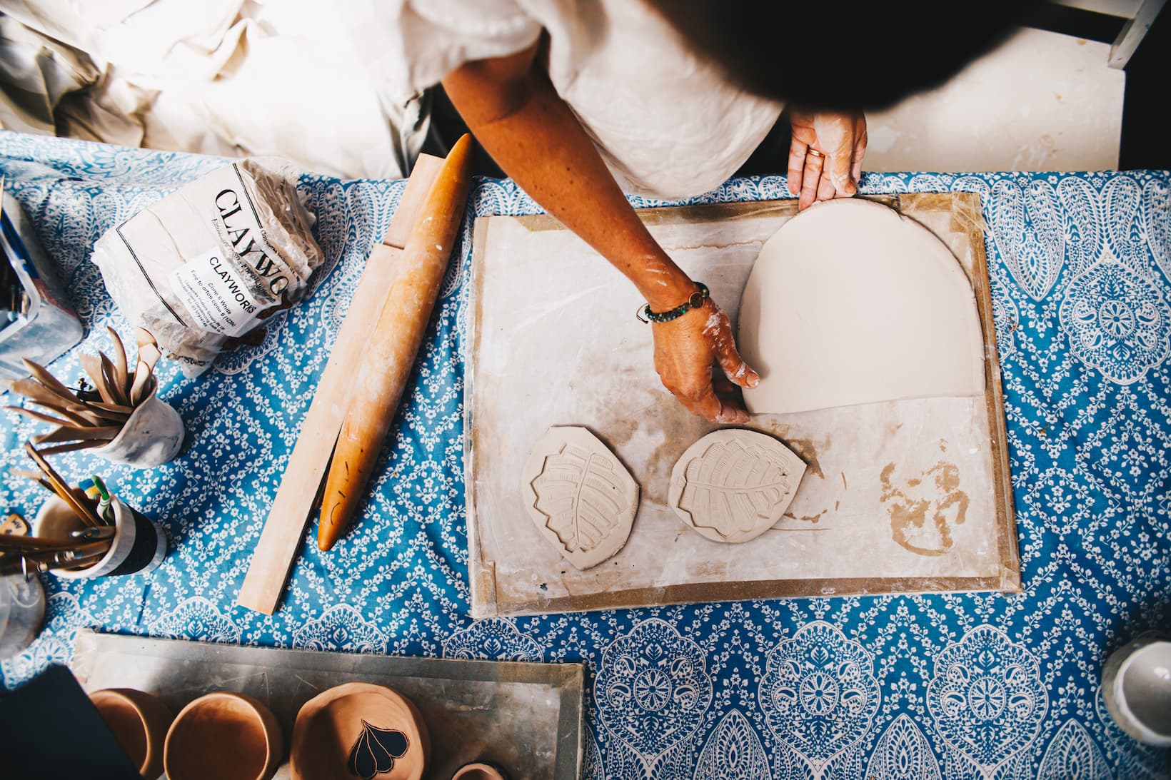 handbuilding-clay-outdoortable